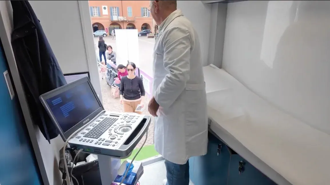 Interno dell'ambulatorio mobile con ecografo e medico