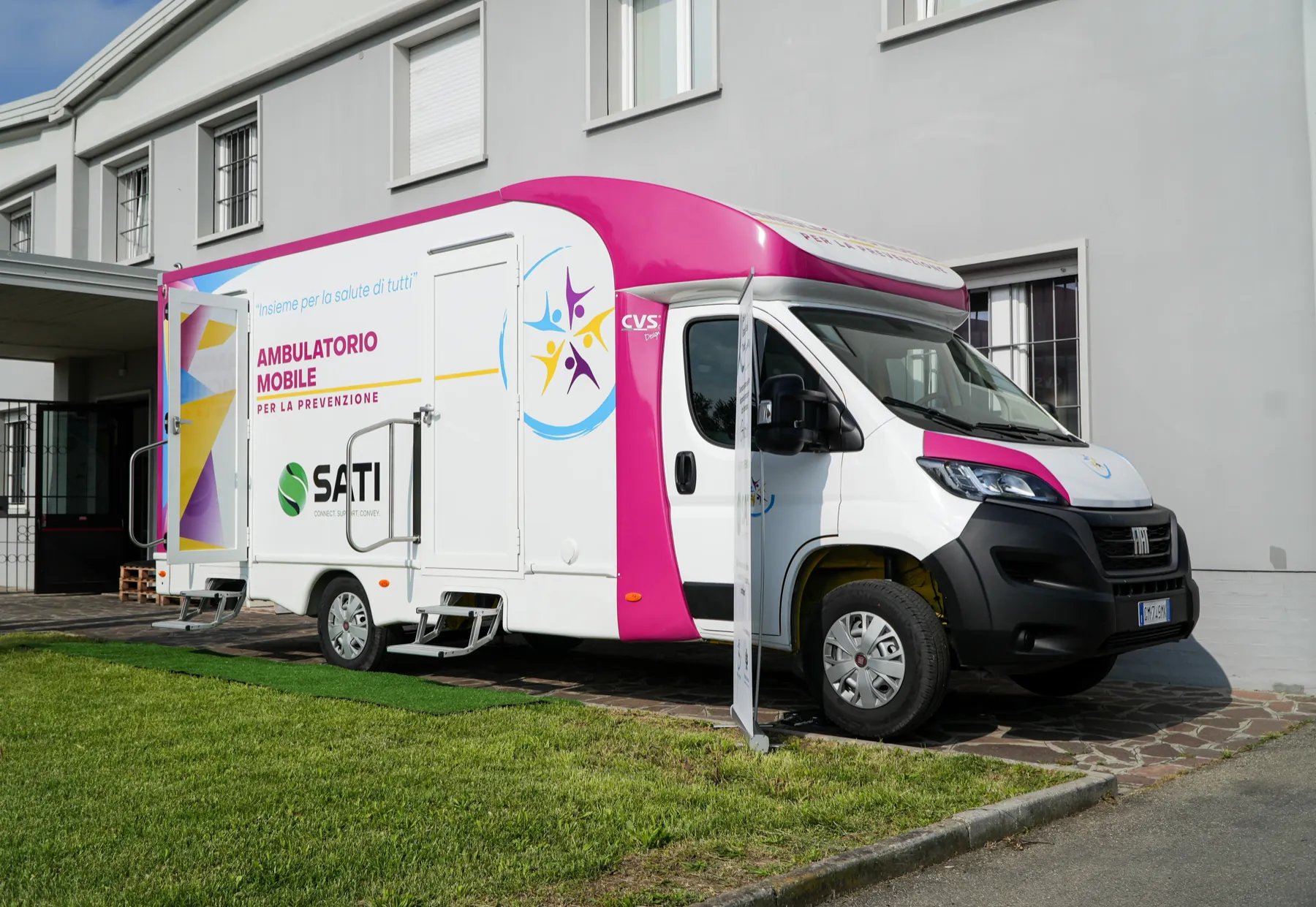 Ambulatorio mobile Clinica Mobile parcheggiato presso una sede aziendale